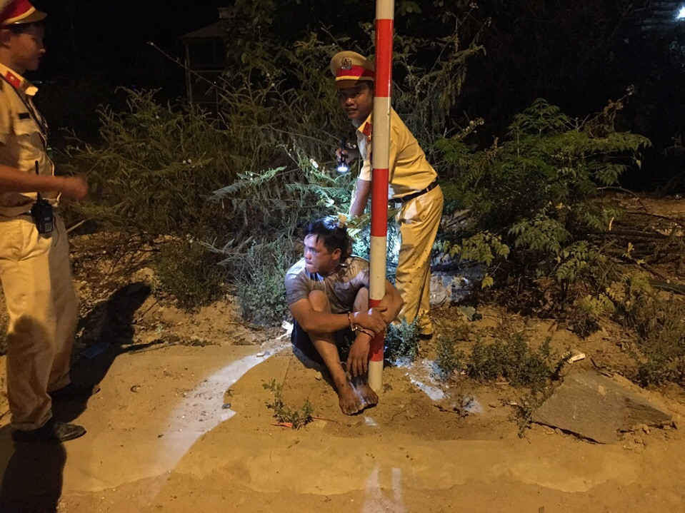 Đối tượng Nguyễn Anh Tú bị Tổ tuần tra kiểm soát thuộc Trạm CSGT Thăng Bình bắt giữ vì vận chuyển ma tuý đá trái phép