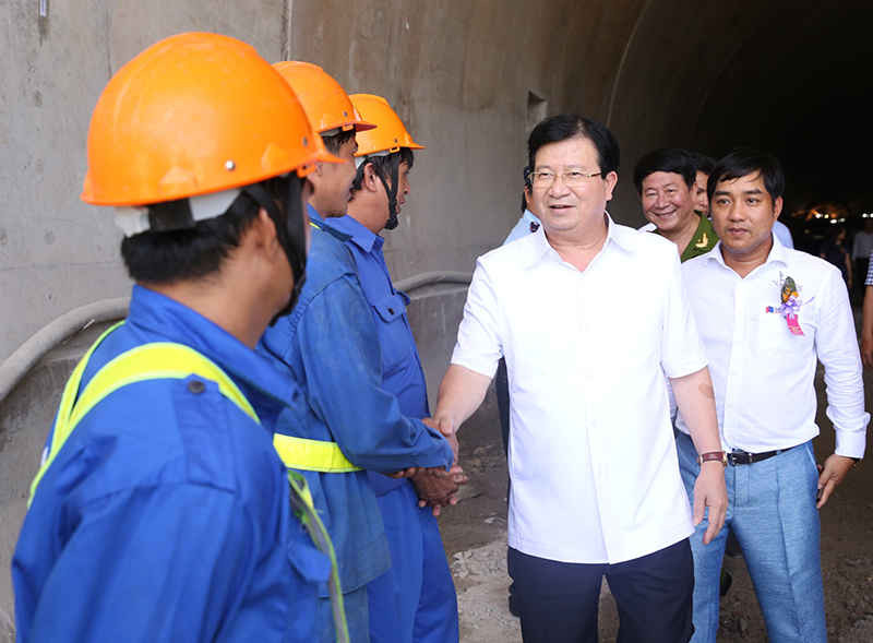 Phó Thủ tướng Trịnh Đình Dũng động viên cán bộ, kỹ sư, công nhân thi công công trình.