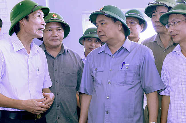 Lãnh đạo tỉnh Nam Định báo cáo Thủ tướng Nguyễn Xuân Phúc về việc vận hành bơm tiêu úng tại Trạm bơm Cốc Thành. 