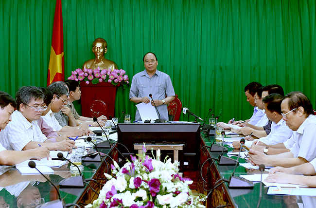 Thủ tướng Nguyễn Xuân Phúc phát biểu tại buổi làm việc với lãnh đạo chủ chốt tỉnh Nam Định về khắc phục hậu quả bão.