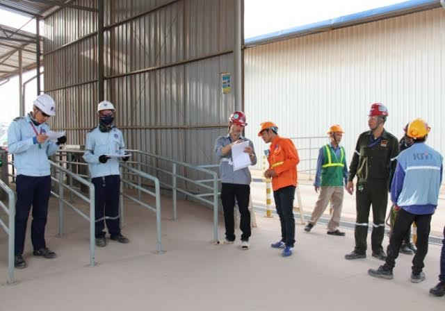 Nhân viên bảo vệ PV Security Nghi Sơn đang kiểm tra, kiểm soát nhân sự ra vào công trường.