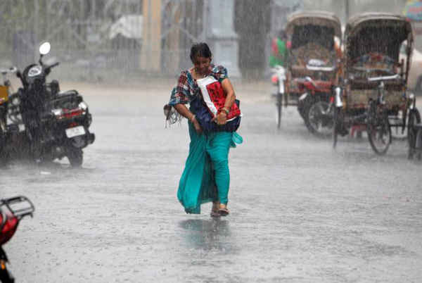 Người phụ nữ đang đi bộ trong trời mưa tại Allahabad, Ấn Độ vào ngày 29/7/2016. Ảnh: REUTERS/JITENDRA PRAKASH