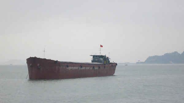 Lực lượng chức năng Quảng Ninh phát hiện, xử lý tàu trở than trên đường xuất lậu trên biển