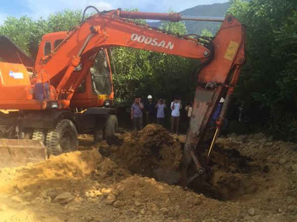 Đoàn công tác của Bộ TN&MT trực tiếp khảo sát và yêu cầu di chuyển bùn thải của Formosa khỏi nơi chôn lấp của Công ty Kỳ Anh. Ảnh do Tổng cục Môi trường cung cấp
