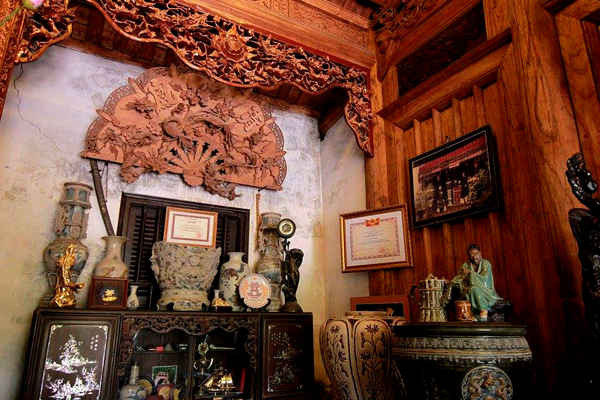 Trang trí trong nhà chủ yếu là gỗ và đồ gốm cổ Bát Tràng