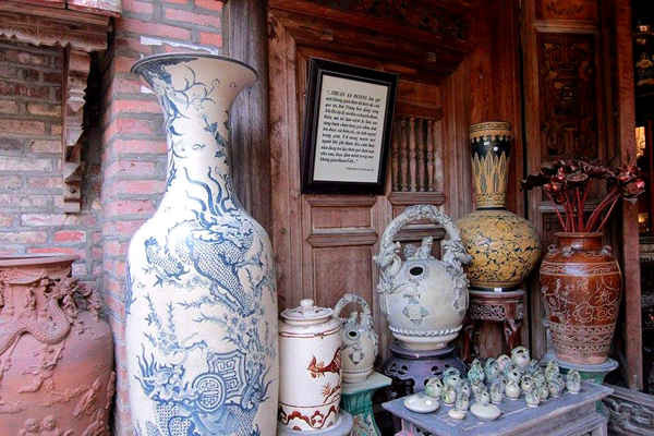 Những sản phẩm gốm Bát Tràng được trưng bày 