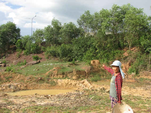 Bà Nguyễn Thị Lý phản ánh nước thải từ công ty xả vào hồ gây chết cá