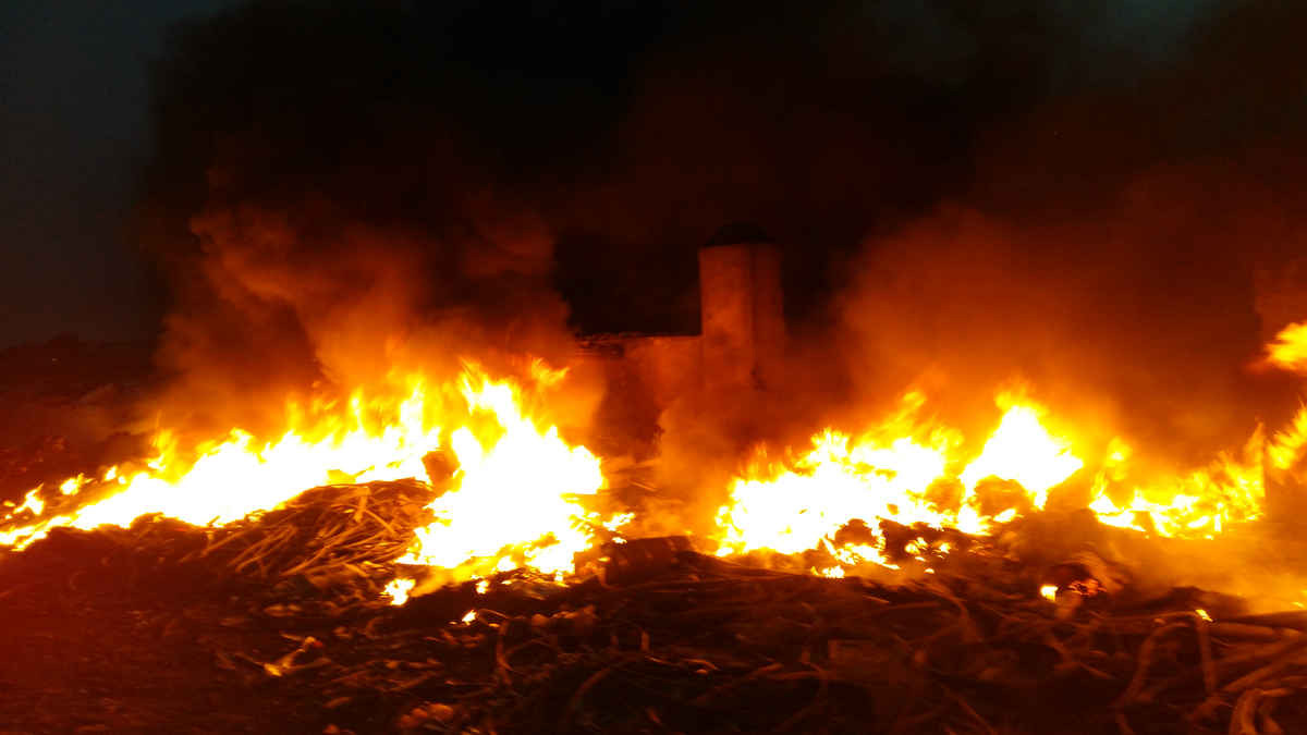 Người dân Quan Độ ngang nhiên đốt phế thải, trước sự bất lực của chính quyện huyện Yên Phong