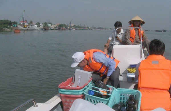 Hoạt động quan trắc nước mặt trên sông Đồng Nai