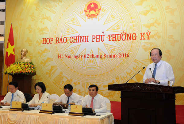 Bộ trưởng Chủ nhiệm VPCP Mai Tiến Dũng phát biểu chủ trì buổi họp báo tối 2/8. Ảnh: Việt Hùng