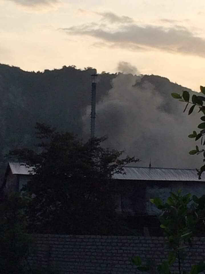 Hình ảnh khói ngun ngút bay lên từ nhà máy xử lý rác thải xây dựng trái phép do người dân chụp lại. 