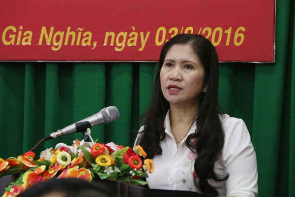 Bà Tôn Thị Ngọc Hạnh – Phó chủ tịch UBND tỉnh Đắk Nông cung cấp thôn tin cho báo chí tại buổi họp báo.
