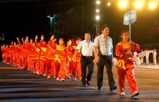Diễu hành của 16 đoàn võ thuật đến từ các quốc gia, vùng lãnh thổ trên thế giới, cùng 36 đoàn võ thuật trong nước