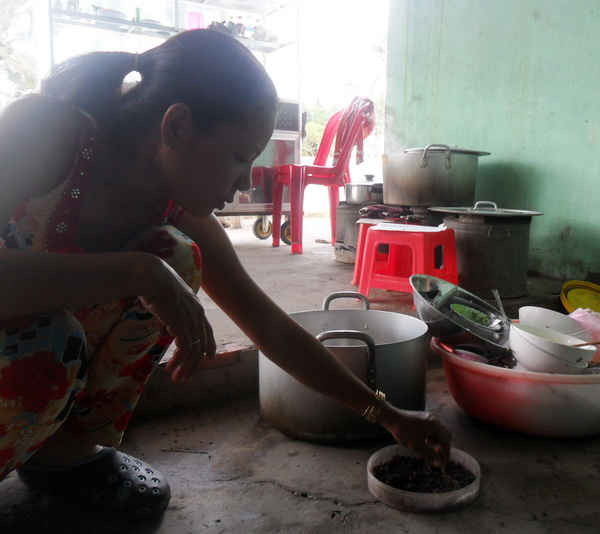 Hàng ngàn con ruồi hiện diện ở quán nên việc buôn bán của chị Lương Thị Quang bị ảnh hưởng.