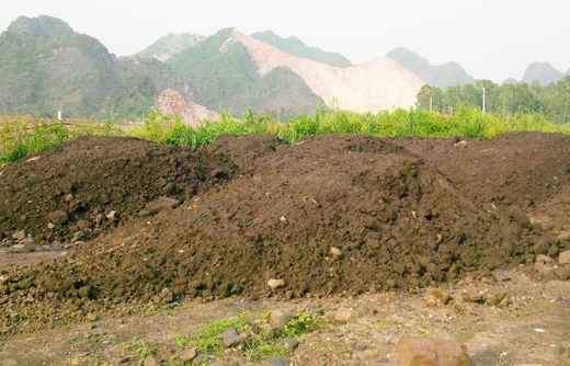 Đống chất thải người dân thị trấn Phú Thứ phát hiện ra nghi độc hại