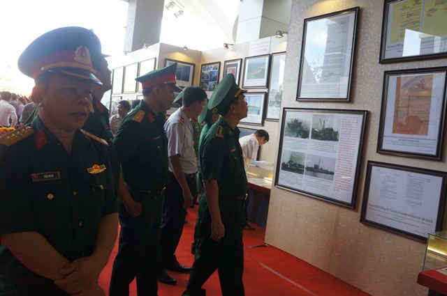 Các lực lượng vũ trang quan tâm sâu sắc với những tư liệu, văn bản, hiện vật, ấn phẩm và gần 100 bản đồ được trưng bày tại triển lãm