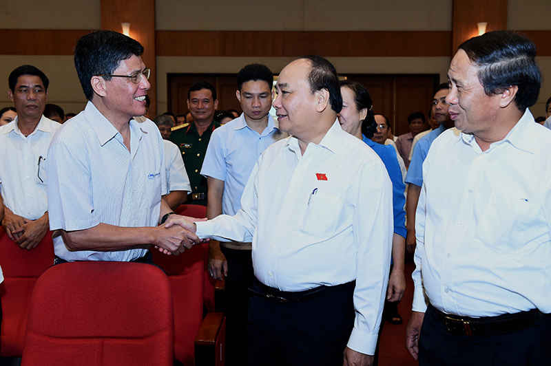 Cử tri Thành phố Hải Phòng chào đón Thủ tướng Nguyễn Xuân Phúc. 