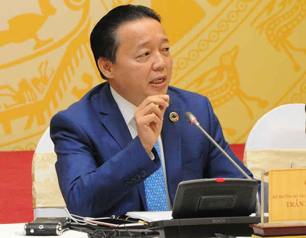 Bộ trưởng Trần Hồng Hà trả lời phỏng vấn báo chí trong buổi Họp báo Chính phủ ngày 30/6/2016. Ảnh: Việt Hùng