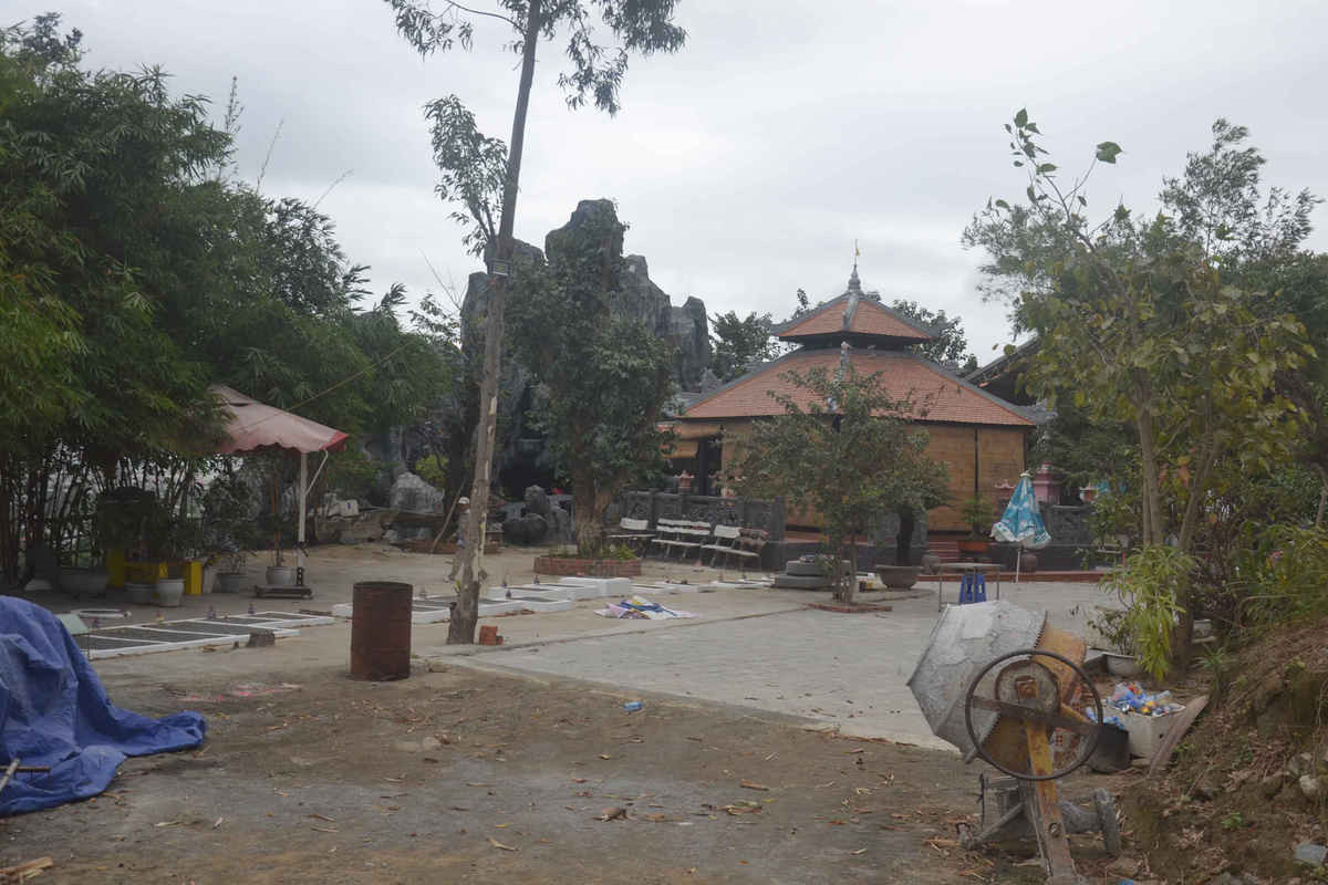 Ngôi chùa nằm trong lòng mỏ đá Đà Sơn của Công ty TNHH Phú Mỹ Hòa rất mong có ngày bình yên
