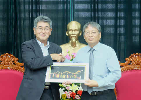 Phó Chủ tịch UBND TP Nguyễn Ngọc Tuấn (bên phải) tặng quà lưu niệm cho ông Yasuto Ando, Giám đốc Điều hành phụ trách khu vực châu Á –Thái Bình Dương của Tập đoàn Kỹ thuật JFE (Nhật Bản).