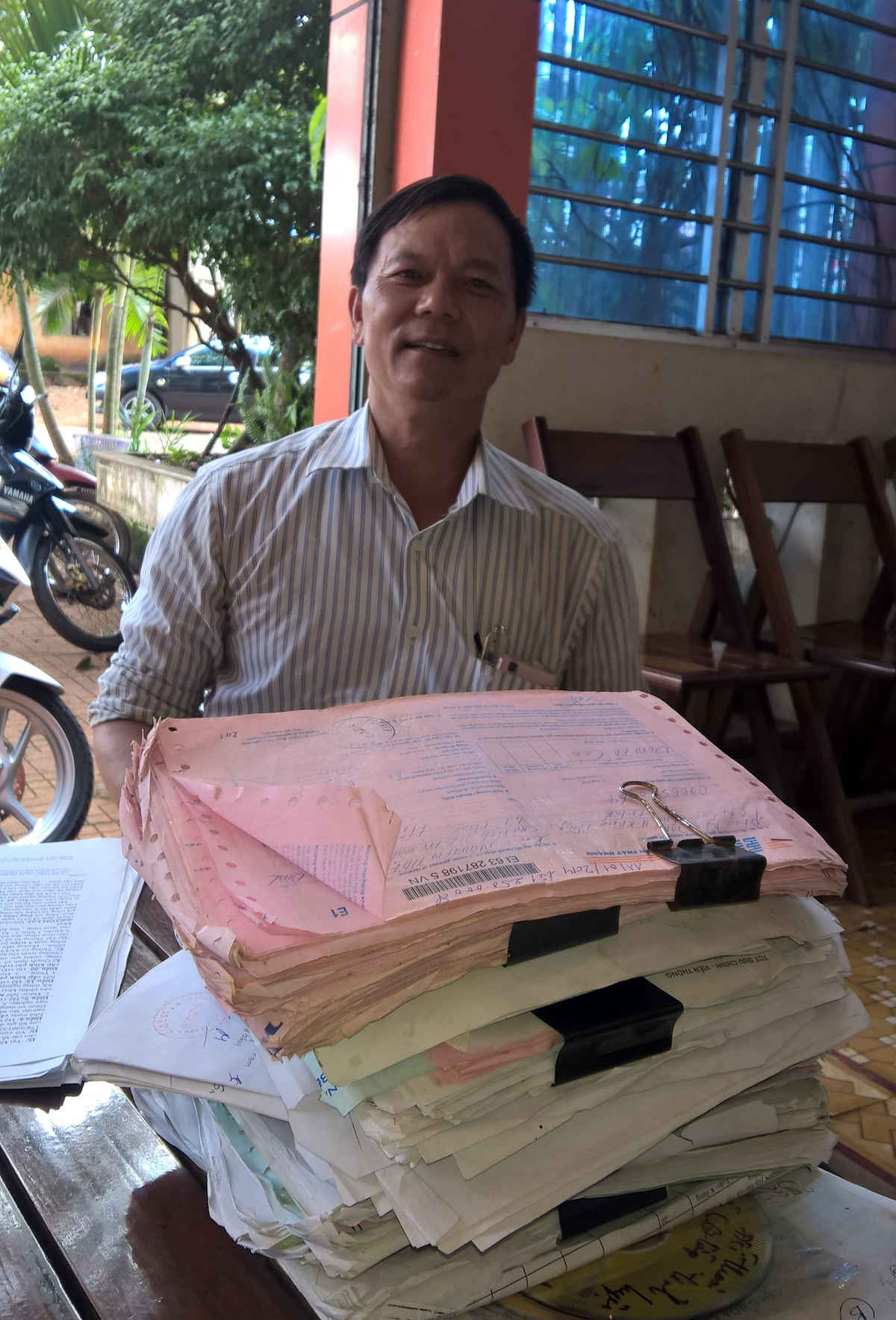 Ông Phan Khắc Văn trình bày với phóng viên báo TN&MT về tranh chấp rừng trồng và chồng chứng từ gửi đơn thư khiếu kiện đến các cơ quan công quyền, nhưng nay vẫn chưa được cơ quan chức năng giải quyết thỏa đáng