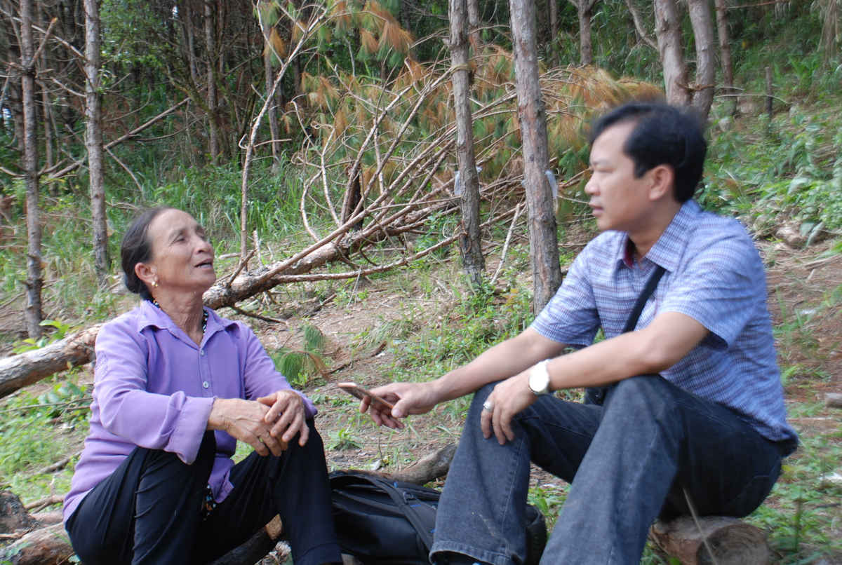 Bà Trương Thị Hậu gạt nước mắt kể với phóng viên những ngày đầu trồng rừng rất gian nan, nhưng đến khi có thành quả thì bị tuột khỏi tay, gia đình lâm vào cảnh nợ nần, khốn đốn 