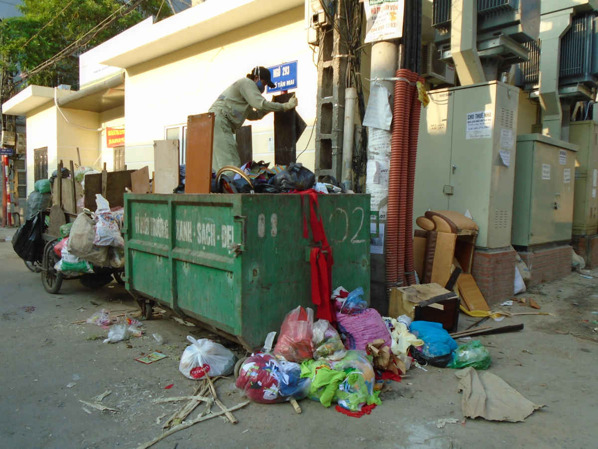 Công rác tại ngõ 293 Tân Mai, gây bức xúc cho người dân