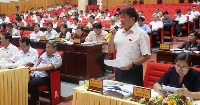 Ông Lò Văn Phương, Bí thư Huyện ủy huyện Điện Biên bày tỏ quan điểm tại kỳ họp