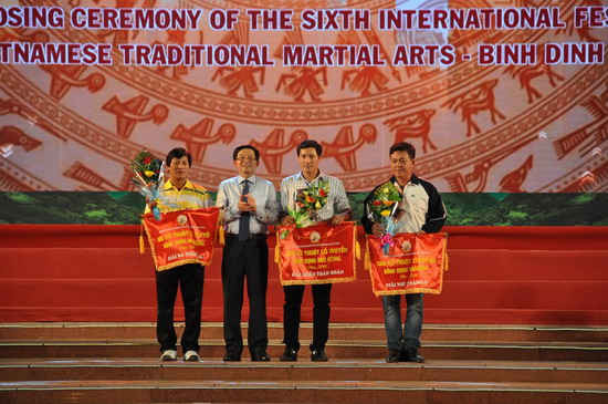 Chủ tịch UBND tỉnh Bình Định Hồ Quốc Dũng tặng cờ, hoa chúc mừng các đoàn đoạt giải Nhất, Nhì và Ba toàn đoàn Giải võ cổ truyền tỉnh Bình Định mở rộng năm 2016