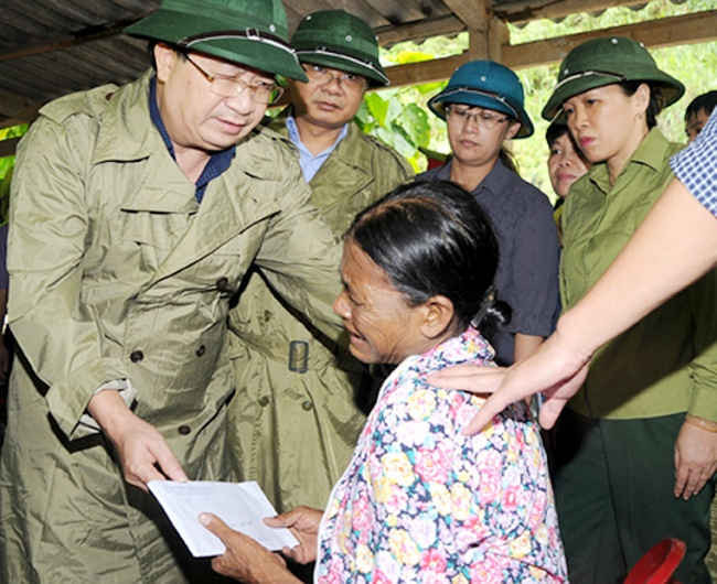 Phó Thủ tướng Trịnh Đình Dũng hỏi thăm gia đình bị lũ quấn trôi 3 người tại Bát Xát Lào Cai.