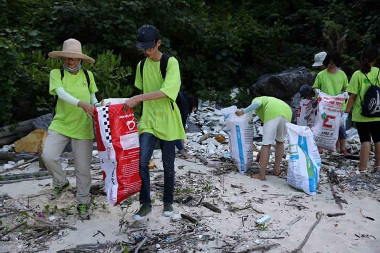 Ngày 14/6/2016, IUCN phối hợp cùng Du thuyền Âu Cơ và Ủy ban Nhân dân thành phố Hạ Long đã tổ chức sự kiện làm sạch biển