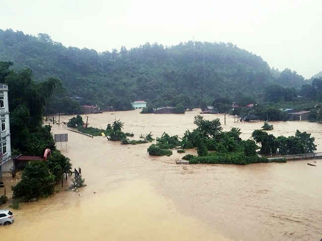 Giao thông bị chia cắt do mưa lũ tại Lào Cai