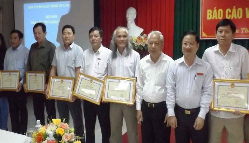 Ông Trần Việt Trường (thứ hai – từ phải qua) trao bằng khen của Chủ tịch UBND TP.Cần Thơ cho các cơ quan báo chí.