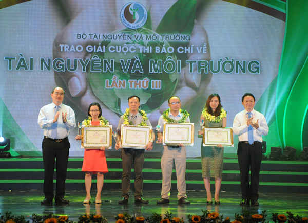 Ủy viên Bộ Chính trị - Chủ tịch Ủy ban Trung ương MTTQ Việt Nam Nguyễn Thiện Nhân và Bộ trưởng Bộ TN&MT Trần Hồng Hà đã dự và trao giải A cho 4 nhóm tác giả đạt giải