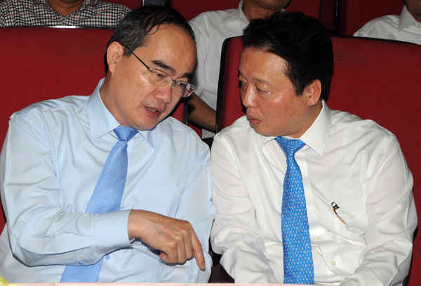 Chủ tịch MTTQVN Nguyễn Thiện Nhân và Bộ trưởng Trần Hồng Hà trao đổi về các tác phẩm đạt giải tại buổi lễ. Ảnh: Việt Hùng