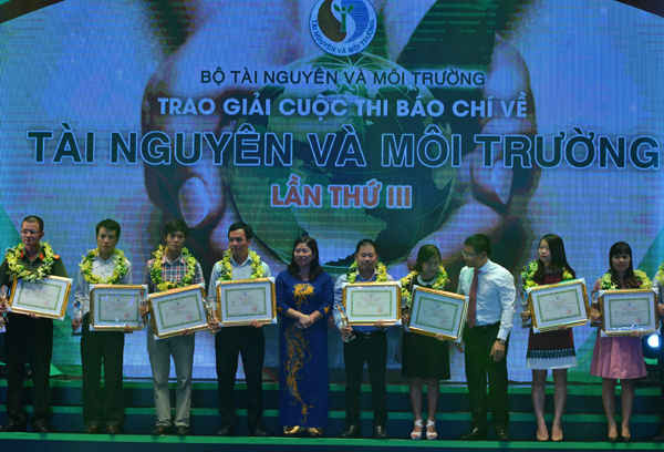 Thứ trưởng Bộ TN&MT Nguyễn Thị Phương Hoa và Chủ tịch HĐQT Vietinbank trao giải Khuyến khích cho các tác giả  