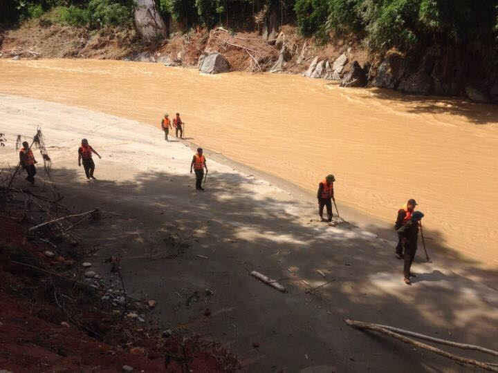 Lực lượng  cảnh sát cơ động công an tỉnh Lào Cai và công an huyện Bát Xát bất chấp trời nắng nóng tích cực tìm kiếm người mất tích dọc theo các dòng suối chảy từ địa phương huyện Bát  Xát và huyện Sa Pa chảy ra sông Hồng.
