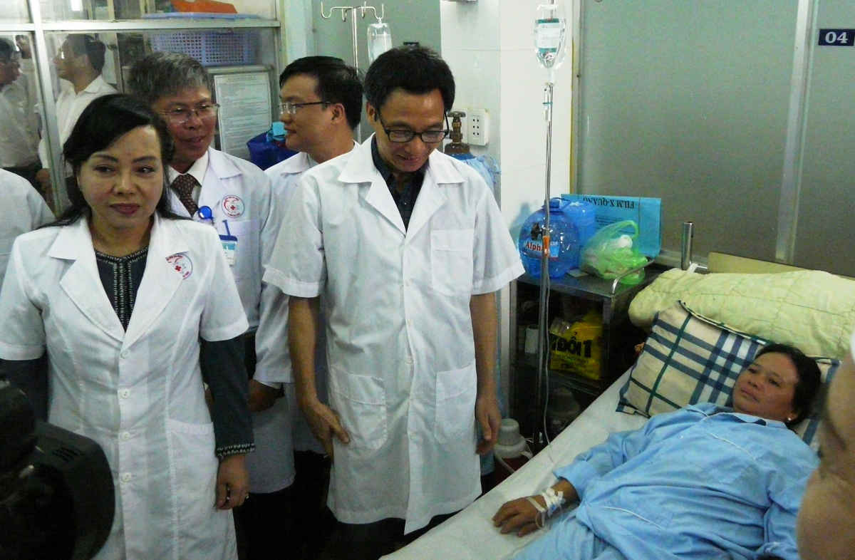 Phó Thủ tướng Nguyễn Đức Đam và Bộ trưởng Bộ Y tế Nguyễn Thị Kim Tiến thăm hỏi, động viên các bệnh nhân mắc dịch SXH tại bệnh viện. 