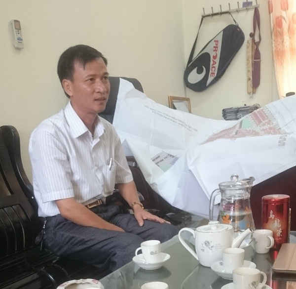 ông Trịnh Xuân Thực, Chủ tịch UBND xã Hà Bình làm việc với phóng viên