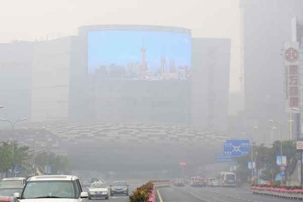 Một màn hình điện tử cho thấy khu vực tài chính Phố Đông Thượng Hải trong một ngày đẹp trời, trong tình trạng thời tiết sương khói nặng ở Thượng Hải, Trung Quốc ngày 26/5/2016. Ảnh: REUTERS / ALY SONG / FILES