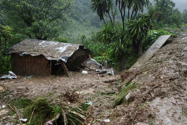 Quang cảnh hoang tàn của ngôi nhà - nơi 3 thành viên của một gia đình bị thiệt mạng sau khi lở đất do mưa lớn gây ra tấn công thị trấn Temazolapa, bang Veracruz của Mexico vào ngày 6/8/2016. Ảnh: REUTERS/OSCAR MARTINEZ