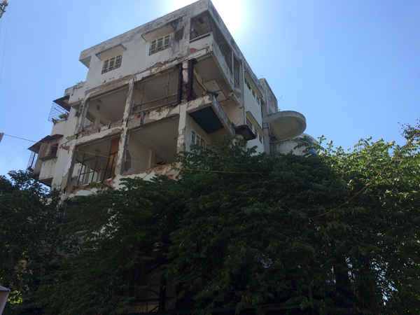 Hiện trạng của tòa nhà ngày 8-8. Qua quan sát toàn bộ lan can tầng 1 đến tầng 4 bị hư hỏng nặng. 2 trong số 3 cột chống của tòa nhà bị nứt