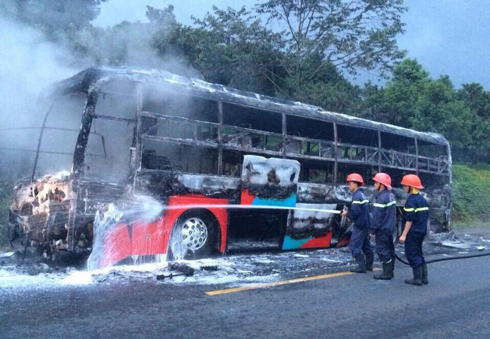  Lực lượng cảnh sát PCCC Đắk Nông tham gia dập lửa cháy trên xe khách.