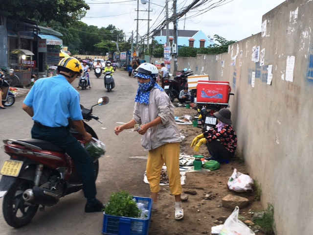  Cảnh bán hàng rong lấn đường họp chợ ở đường Đô Lương phường 11