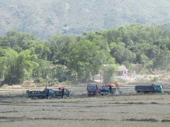 Hoạt động khai thác đất trái phép tại xã Sơn Trà