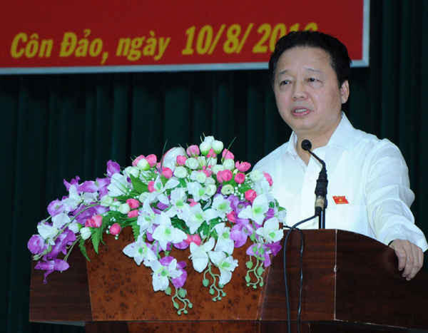 Bộ trưởng Trần Hồng Hà - Đại biểu QH tỉnh Bà Rịa 0 Vũng Tàu phát biểu tại buổi tiếp xúc cử tri Côn Đảo sáng 10/8. Ảnh: Việt Hùng
