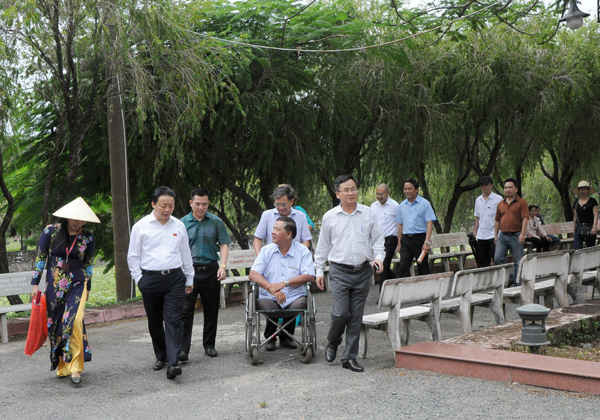 Ngay sau khi tiếp xúc cử tri huyện đảo Côn Đảo, Bộ trưởng Trần Hồng Hà và đoàn công tác Bộ TN&MT đã tới Nghĩa trang Hàng Dương, nơi an nghỉ của hàng vạn Anh hùng Liệt sỹ