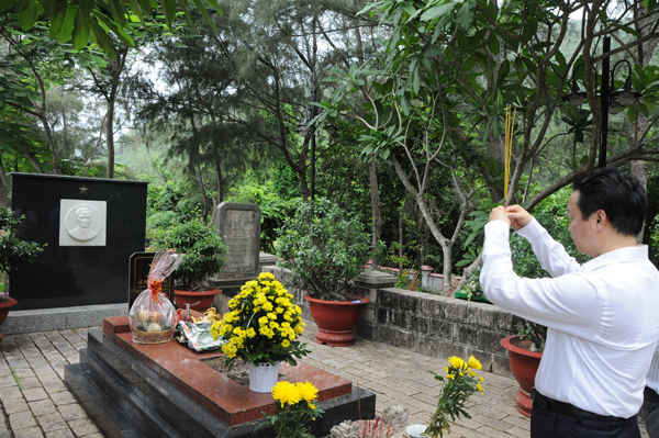 Bộ trưởng Trần Hồng Hà viếng mộ cố Tổng Bí thư Lê Hồng Phong