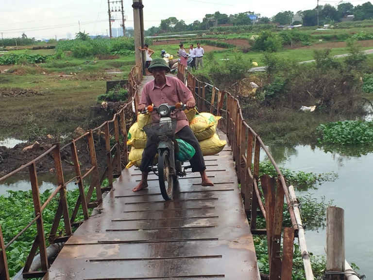 Người dân tổ dân phố 18, phường Đồng Mai vẫn phải thường xuyên đi qua cầu này dù biết là nguy hiểm cận kề