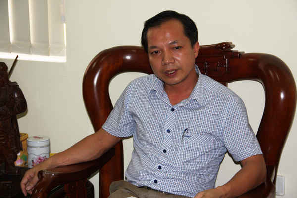 Ông Lê Quang Thoan - Chủ tịch UBND phường Đồng Mai trao đổi với nhóm phóng viên báo TN&MT